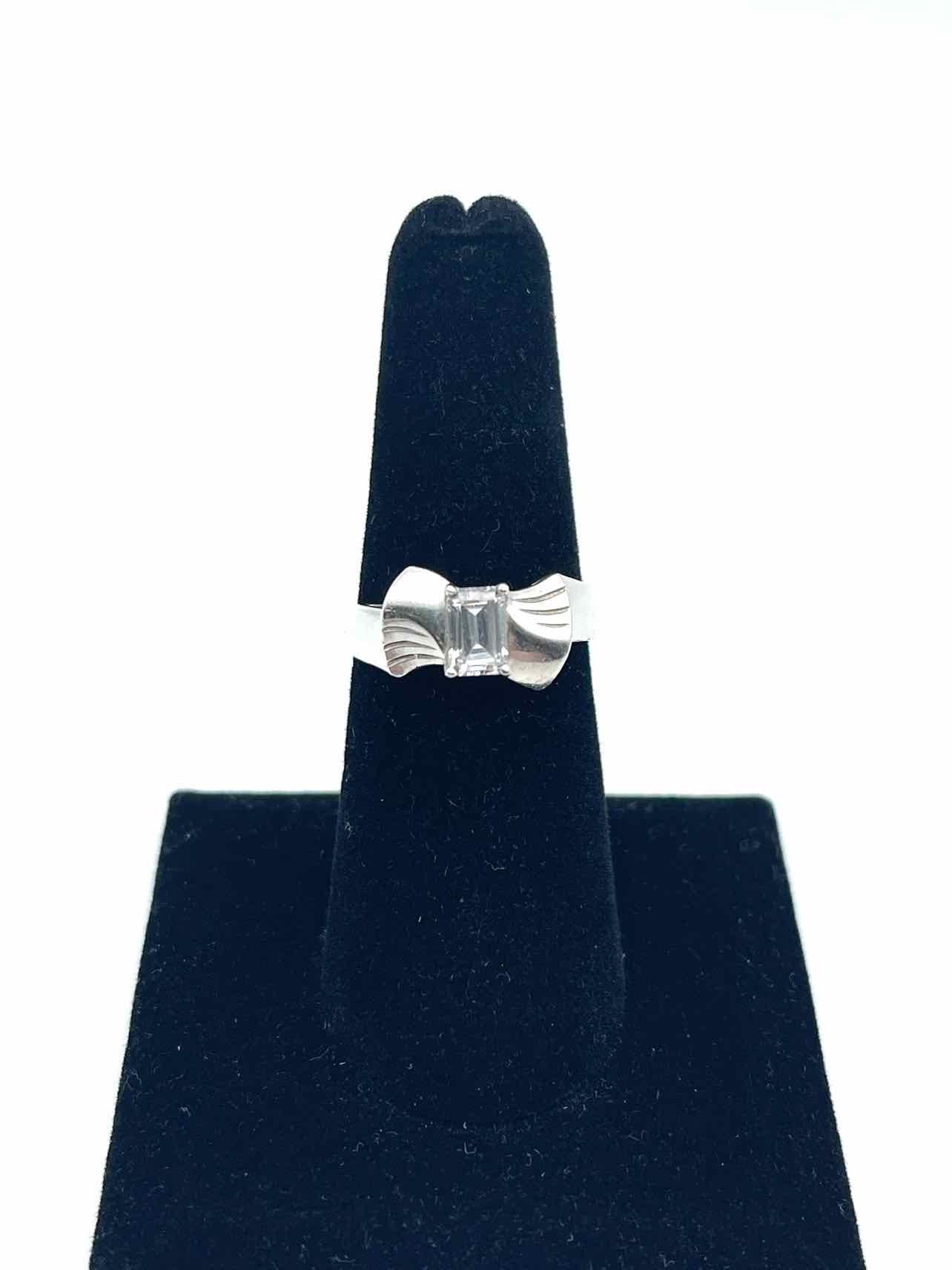 Size 7 Silver/Clear Rectangle Sterling Silver Jewelry Ring