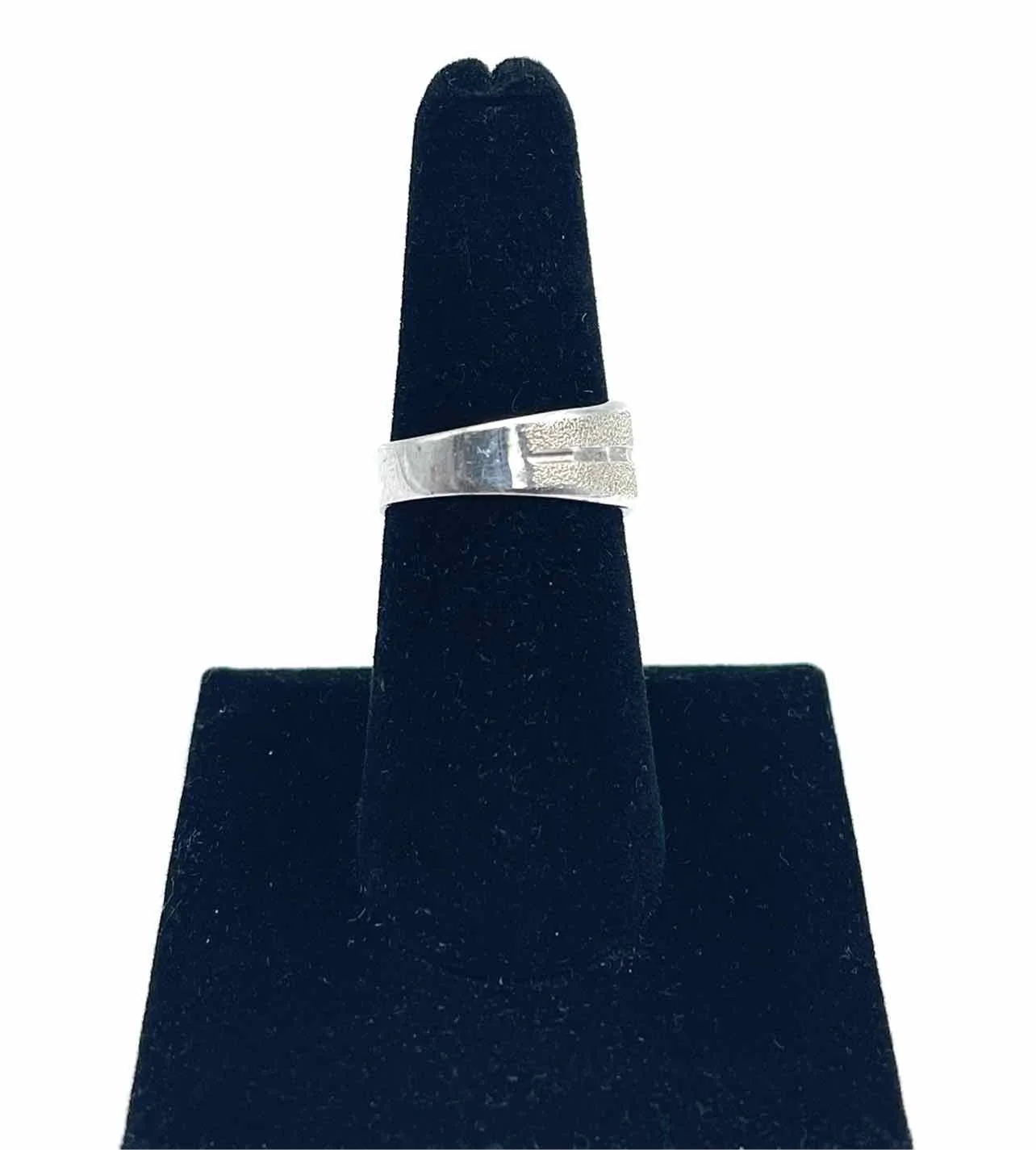 Size 6.75 Silver Textured Sterling Silver Jewelry Ring - Image 2